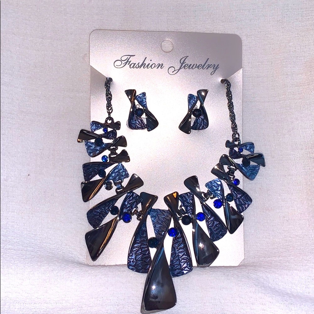 Beautiful earring and necklace set